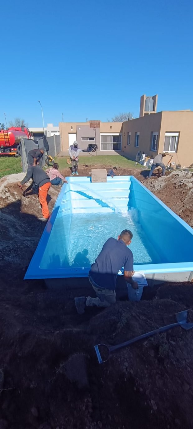 Piscina colocada y llenándose con el camión de agua