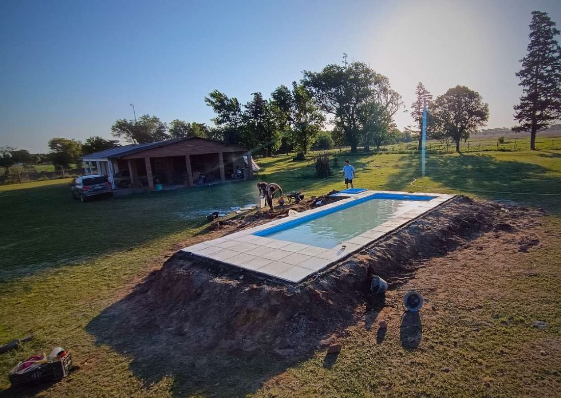 El terreno excavado antes de colocar la piscina
